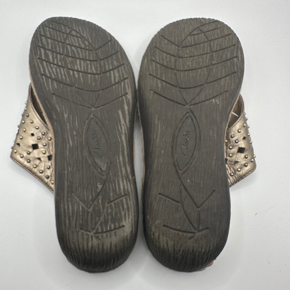 Clarks Artisan Gold Leather Thong Sandals Studded Detail Size 8.5M - Picture 5 of 5